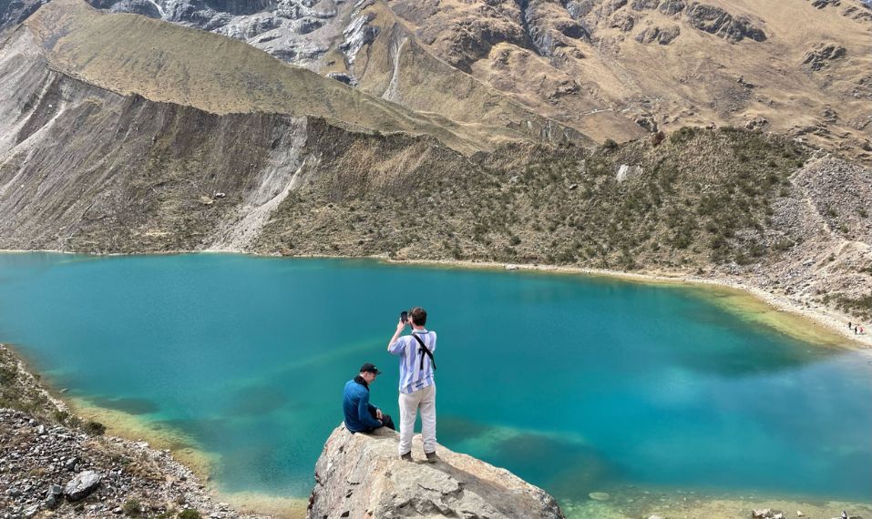 Two people sightseeing Peru lake - Challenges Abroad